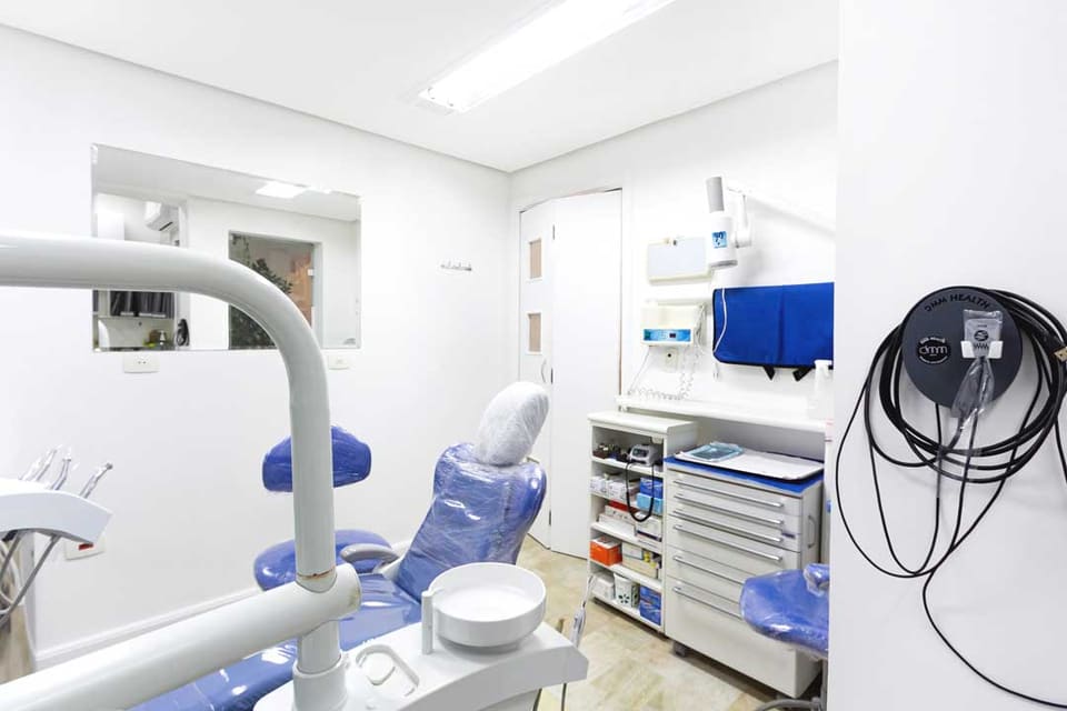 Consultório equipado com cadeira odontológica e raio-x