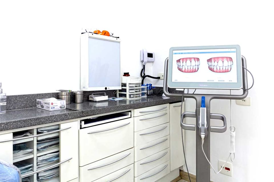 Bancada com scanner intraoral e equipamentos de ortodontia digital