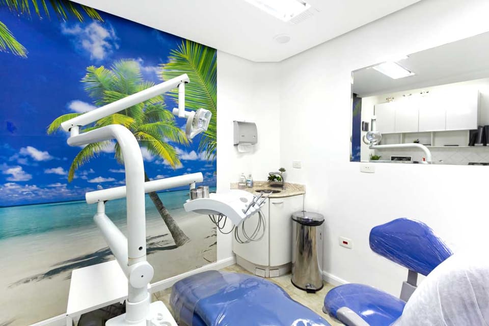 Consultório com painel decorativo de praia tropical