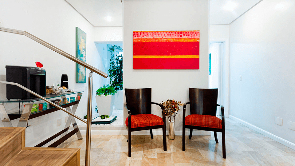 Hall de entrada com poltronas e arte vibrante