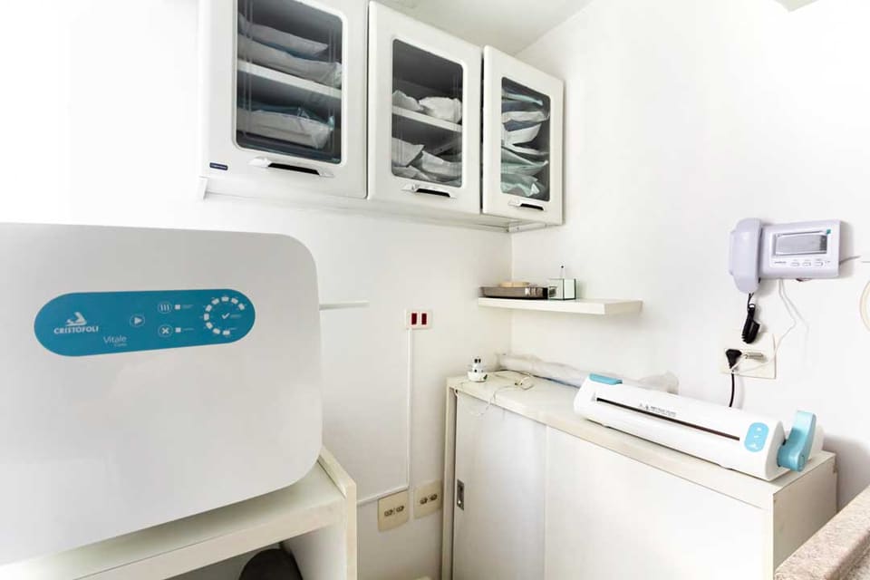 Detalhe da central de esterilização com autoclave Cristofoli