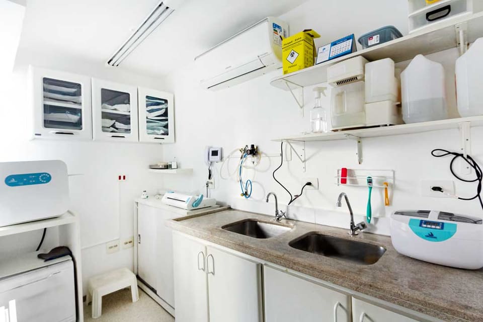 Sala de esterilização com bancada dupla e equipamentos de biossegurança
